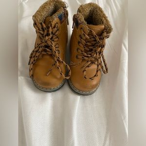 Boys hiking style boot 5 1/2